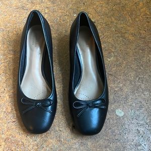 Clarks USA Ballet Style with Small Heel. black. size 7.5